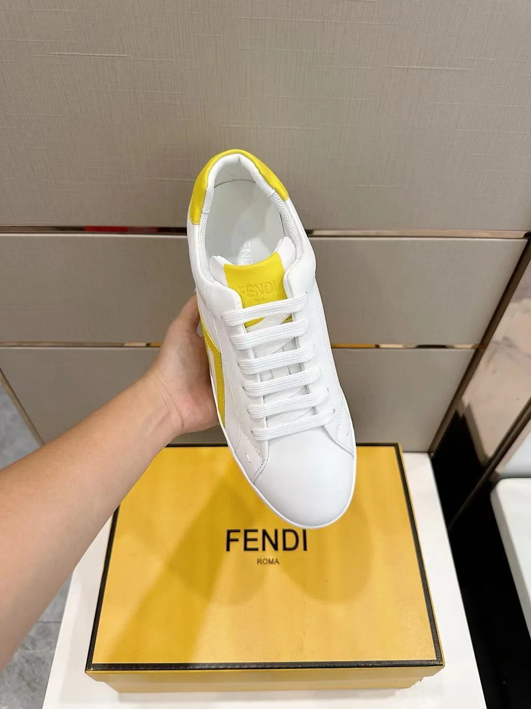 Factory price: 380💰 Fendi men's sports shoes - top version. In the corner, there is no limit to expression, highlighting the FF element cowhide to highlight personality, walking well! The shoe mouth is embossed with brand letters with a cowhide label. Cowhide upper + cowhide stitching mesh lining + T men's men's shoes 💰U outsole Size: 38-44, (customized at 45)